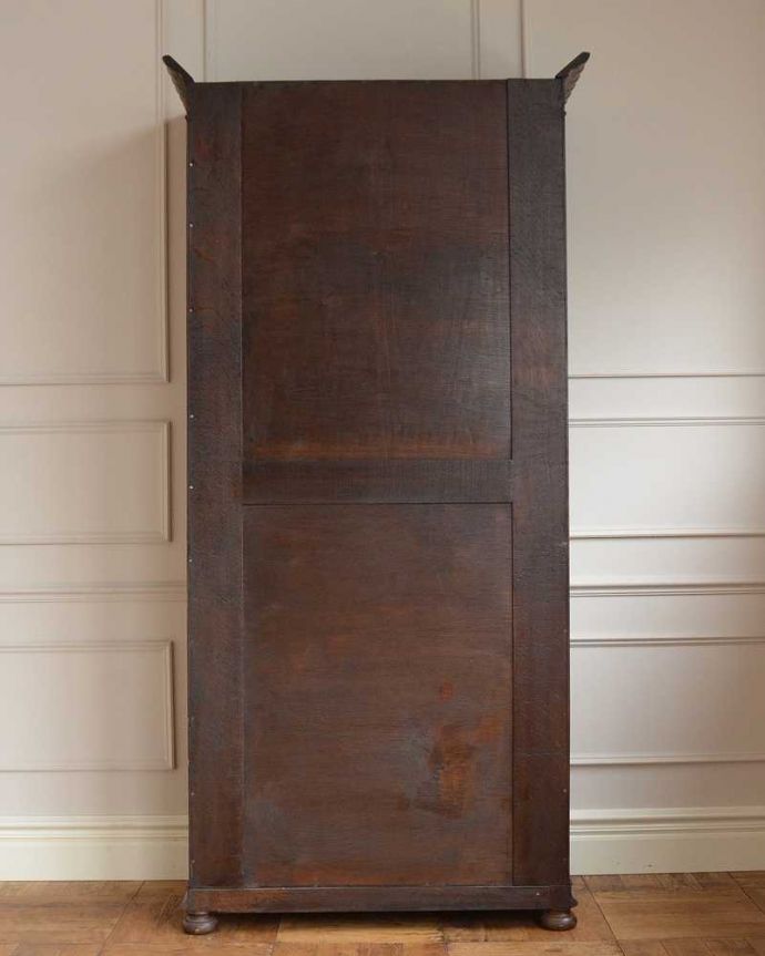 アンティークのキャビネット　アンティーク家具　棚板がたっぷりと付いた使いやすいアンティークホールローブ（ワードローブ）。実は後ろ姿もキレイなんです。(q-1556-f)