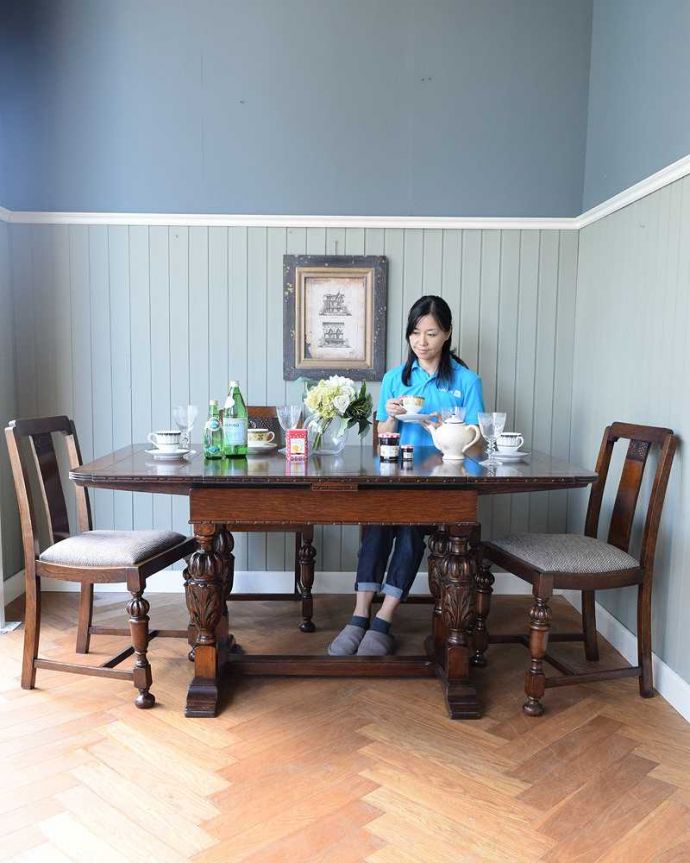 アンティークのテーブル　アンティーク家具　アンティーク英国家具、4本のバルボスレッグが美しいドローリーフテーブル（伸張式テーブル） 。3通りの大きさで使える便利なテーブル天板の下に隠れているリーフを引っ張り出せばあっという間に大きくなっちゃうドローリーフテーブル。(q-1557-f)