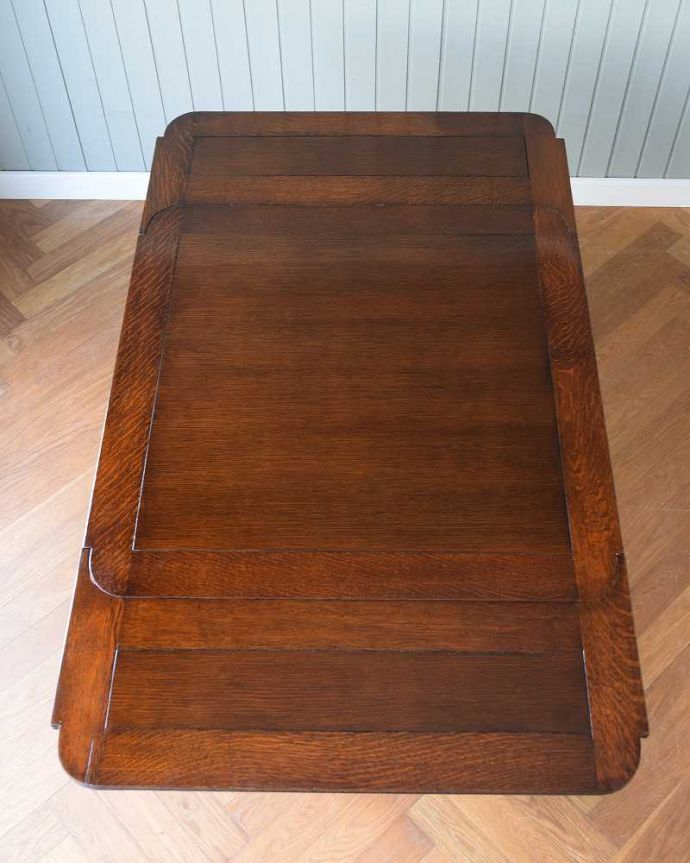 アンティークのテーブル　アンティーク家具　アンティーク英国家具、4本のバルボスレッグが美しいドローリーフテーブル（伸張式テーブル） 。やっぱりテーブルは天板が重要全部開いた状態で天板を上から見てみるとこんな感じです。(q-1557-f)