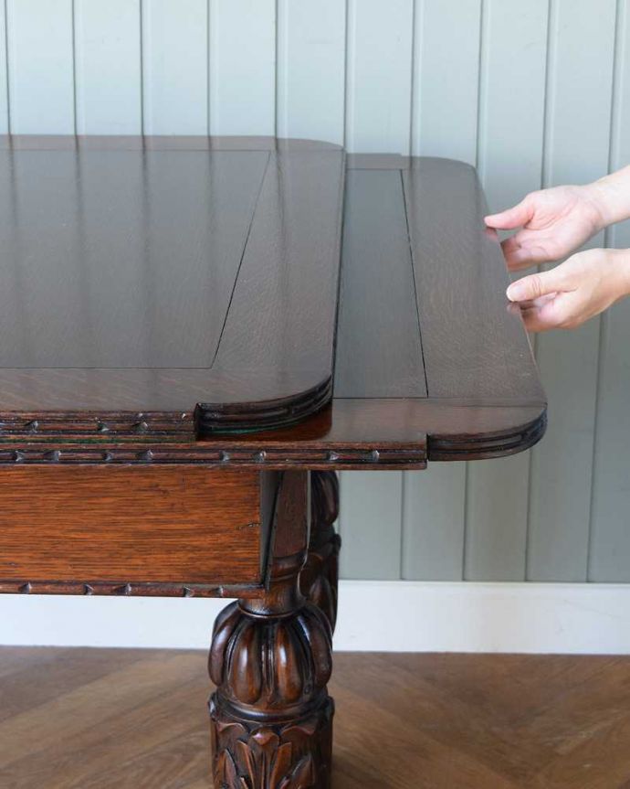 アンティークのテーブル　アンティーク家具　アンティーク英国家具、4本のバルボスレッグが美しいドローリーフテーブル（伸張式テーブル） 。誰でもカンタン！引っ張るだけでOK。(q-1557-f)