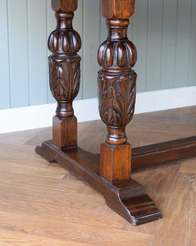 アンティークのテーブル　アンティーク家具　アンティーク英国家具、4本のバルボスレッグが美しいドローリーフテーブル（伸張式テーブル） 。持ち上げなくても移動できます！Handleのアンティークは、脚の裏にフェルトキーパーをお付けしていますので、持ち上げなくても床を滑らせて移動させることが出来ます。(q-1557-f)