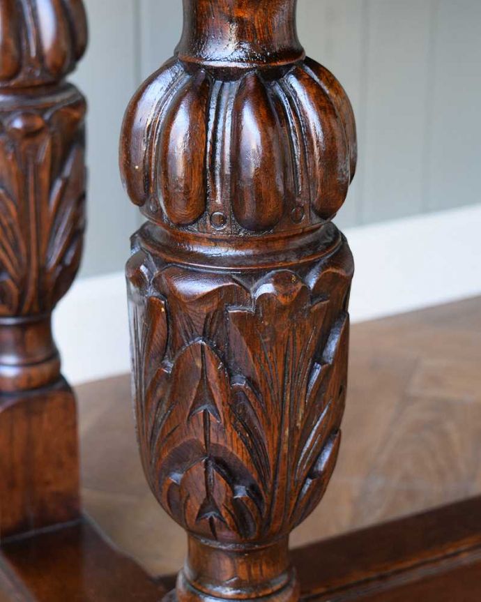 アンティークのテーブル　アンティーク家具　アンティーク英国家具、4本のバルボスレッグが美しいドローリーフテーブル（伸張式テーブル） 。いろんな場所にこだわり彫のデザインもいろいろです。(q-1557-f)