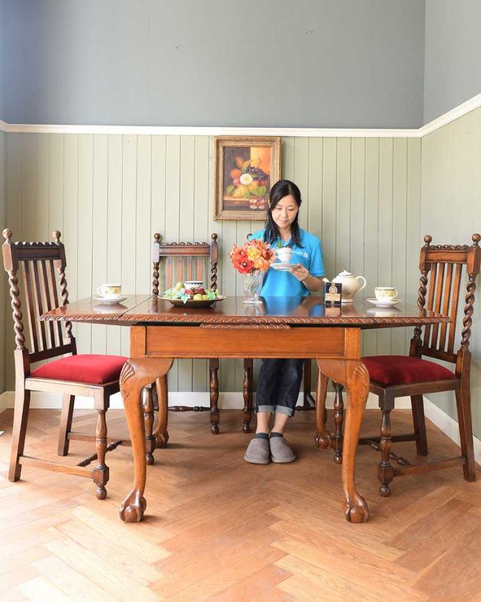 アンティークのテーブル アンティーク家具 猫脚のアンティーク家具、英国のドローリーフテーブル(伸張式)。3通りの大きさで使える便利なテーブル天板の下に隠れているリーフを引っ張り出せばあっという間に大きくなっちゃうドローリーフテーブル。(q-1558-f)