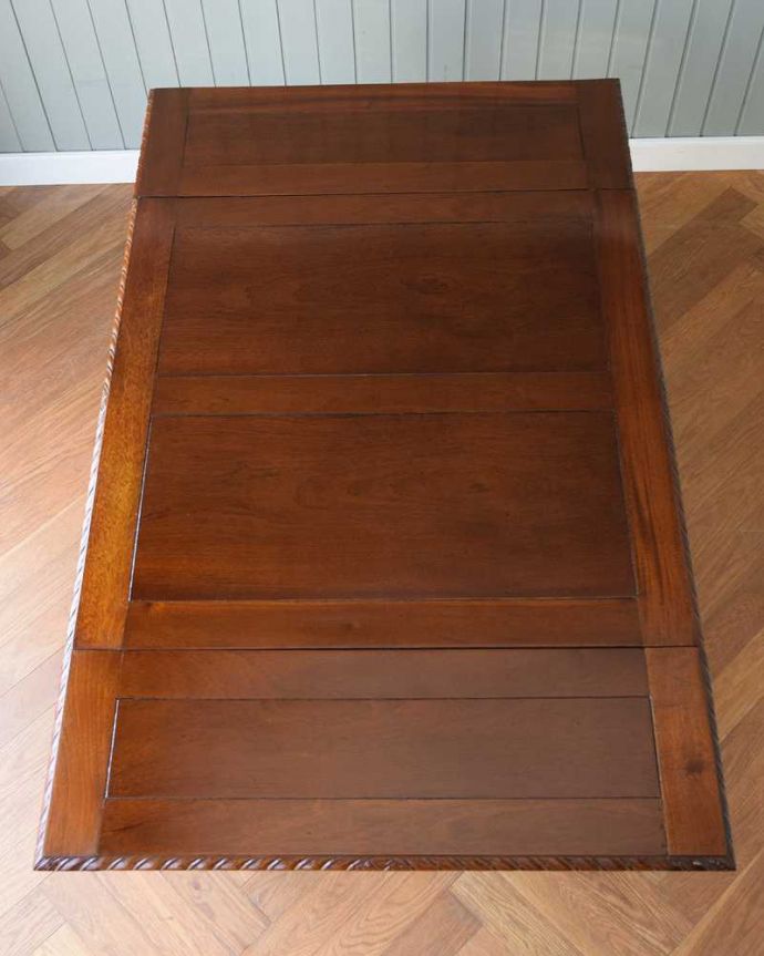 アンティークのテーブル アンティーク家具 猫脚のアンティーク家具、英国のドローリーフテーブル(伸張式)。やっぱりテーブルは天板が重要全部開いた状態で天板を上から見てみるとこんな感じです。(q-1558-f)