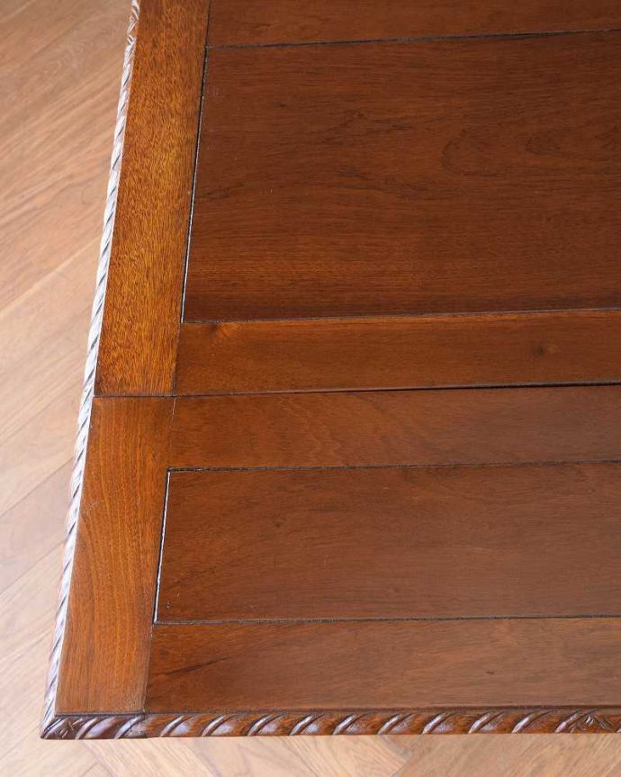 アンティークのテーブル アンティーク家具 猫脚のアンティーク家具、英国のドローリーフテーブル(伸張式)。近づいて見てみると、天板はこんな感じです。(q-1558-f)