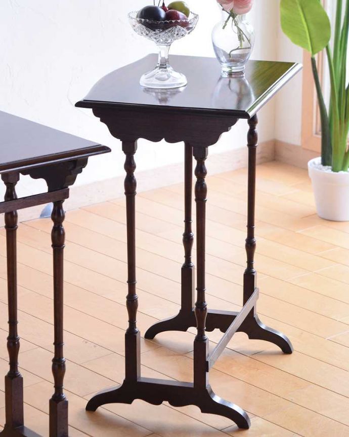 アンティークのテーブル　アンティーク家具　マホガニー材のアンティーク家具、脚も天板も美しいネストテーブル（３点セット）。一緒でも、バラバラでも使い方は自由自在のアンティーク。(q-1559-f)