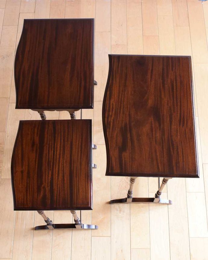 アンティークのテーブル　アンティーク家具　マホガニー材のアンティーク家具、脚も天板も美しいネストテーブル（３点セット）。3つを並べて上から見てみましょう大中小3つを並べてみると、こんな感じです。(q-1559-f)