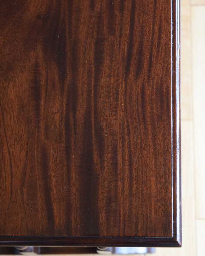 アンティークのテーブル　アンティーク家具　マホガニー材のアンティーク家具、脚も天板も美しいネストテーブル（３点セット）。天板も修復したのでキレイです修復の時、古い塗装を剥離して再塗装してあるので天板もピカピカです。(q-1559-f)