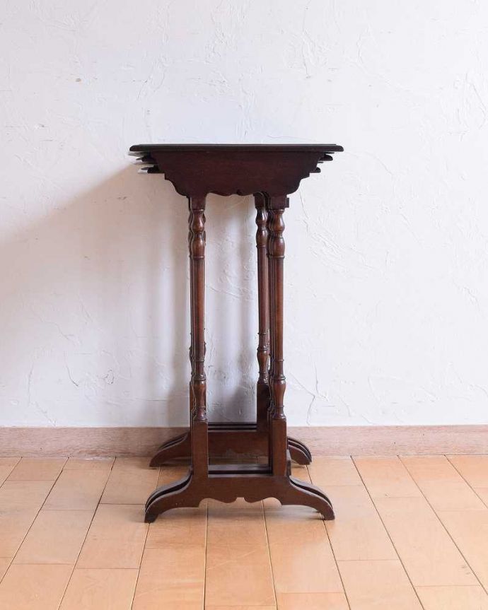 アンティークのテーブル　アンティーク家具　マホガニー材のアンティーク家具、脚も天板も美しいネストテーブル（３点セット）。見る角度によって見え方が違います。(q-1559-f)