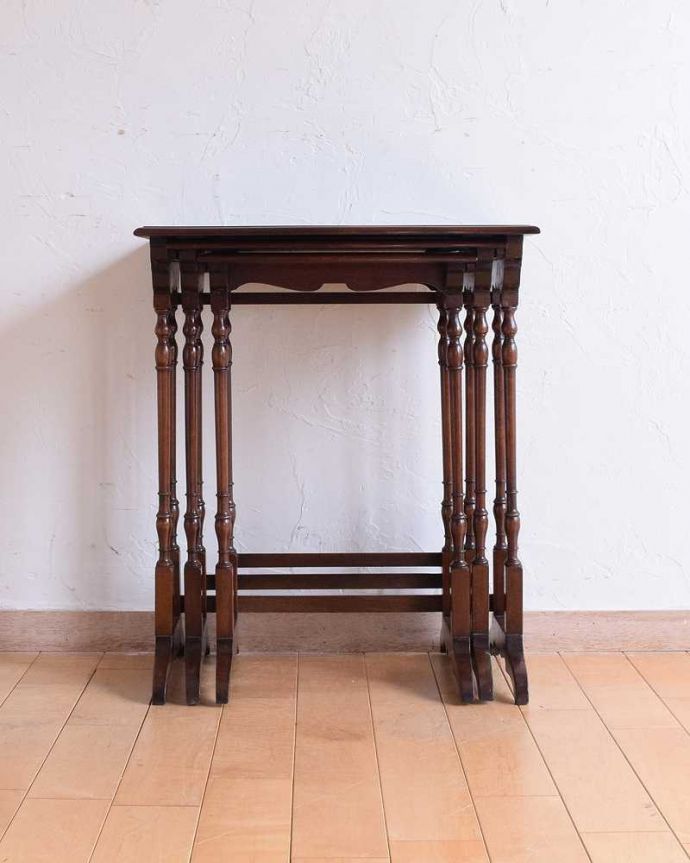 アンティークのテーブル　アンティーク家具　マホガニー材のアンティーク家具、脚も天板も美しいネストテーブル（３点セット）。横から見てみると･･･お揃いの脚が3つがキレイに重なって、とっても美しい横顔。(q-1559-f)