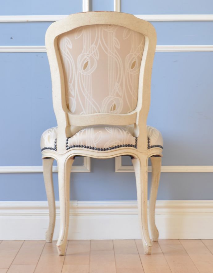 フランスアンティークの椅子の後ろ姿