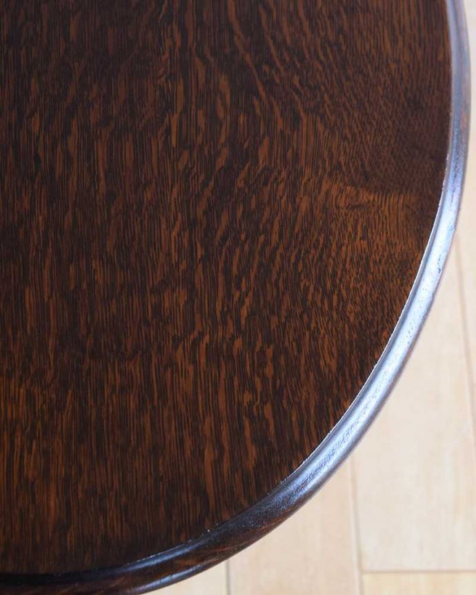 アンティークのテーブル　アンティーク家具　イギリスのアンティーク家具、脚の装飾の美しいオーバル天板のコーヒーテーブル (オーク材)。近づいて見てみると･･･アンティークはもちろん新品ではないので小さなキズや汚れはありますが、キレイにお直ししたので満足して頂ける自信があります！。(q-1560-f)