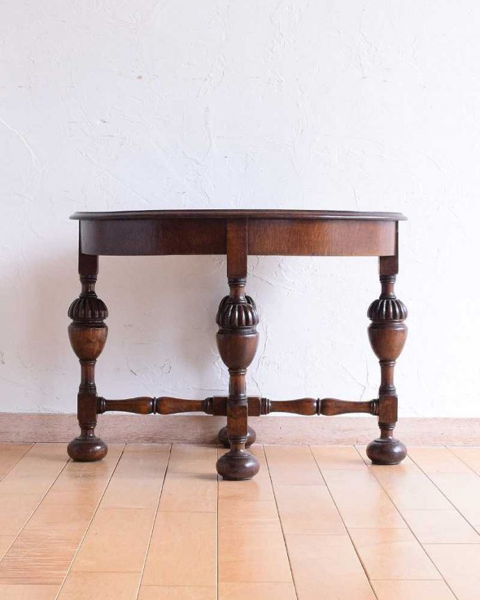 アンティークのテーブル　アンティーク家具　イギリスのアンティーク家具、脚の装飾の美しいオーバル天板のコーヒーテーブル (オーク材)。横から見た姿もステキ横から見るとこんな感じです。(q-1560-f)