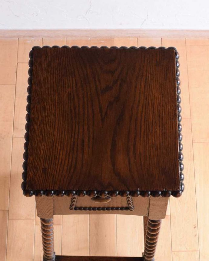 プランツスタンド・ケーキスタンド アンティーク家具 英国輸入の小さなアンティーク家具、ツイスト脚が美しいプランツスタンド。上から見ると・・・天板の形はこんな感じです。(q-1562-f)