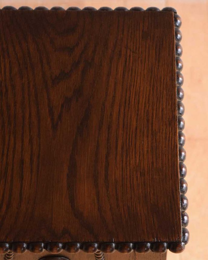 プランツスタンド・ケーキスタンド アンティーク家具 英国輸入の小さなアンティーク家具、ツイスト脚が美しいプランツスタンド。近づいてみると…木目もキレイな天板。(q-1562-f)