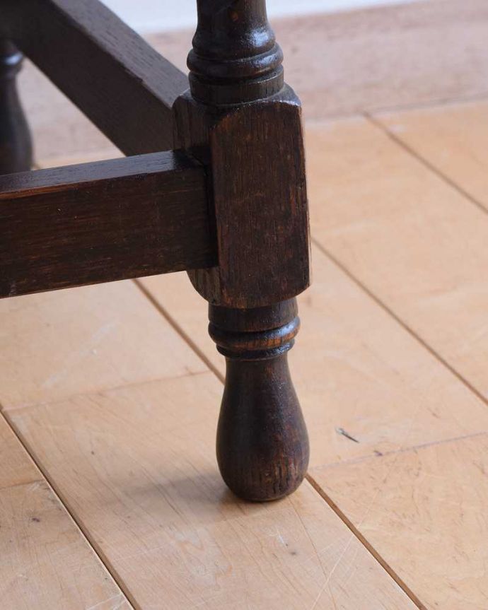 プランツスタンド・ケーキスタンド アンティーク家具 英国輸入の小さなアンティーク家具、ツイスト脚が美しいプランツスタンド。持ち上げなくても移動できますHandleのアンティーク家具の脚の裏にはフェルトキーパーをお付けしているので、床を滑らせてラクに移動できます。(q-1562-f)