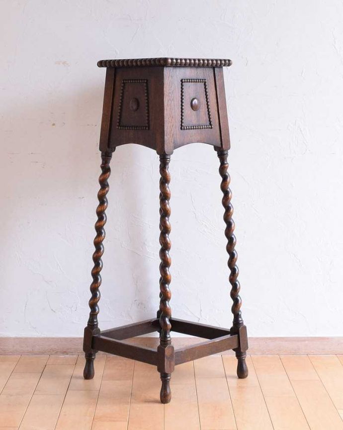 プランツスタンド・ケーキスタンド アンティーク家具 英国輸入の小さなアンティーク家具、ツイスト脚が美しいプランツスタンド。横から見てもステキ角度を変えてみてみると、こんな感じです。(q-1562-f)