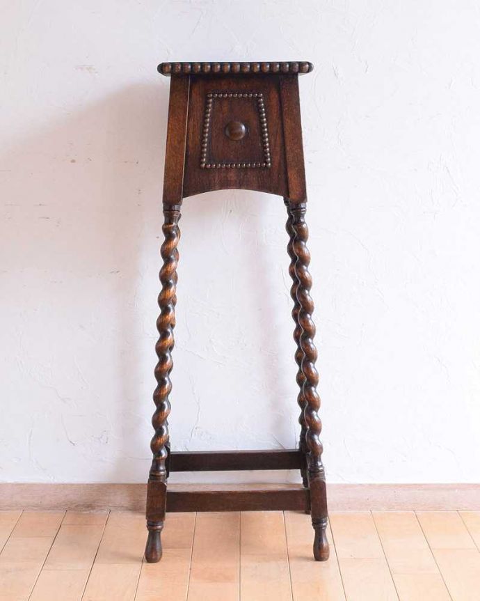 プランツスタンド・ケーキスタンド アンティーク家具 英国輸入の小さなアンティーク家具、ツイスト脚が美しいプランツスタンド。後ろ姿も見て下さい。(q-1562-f)