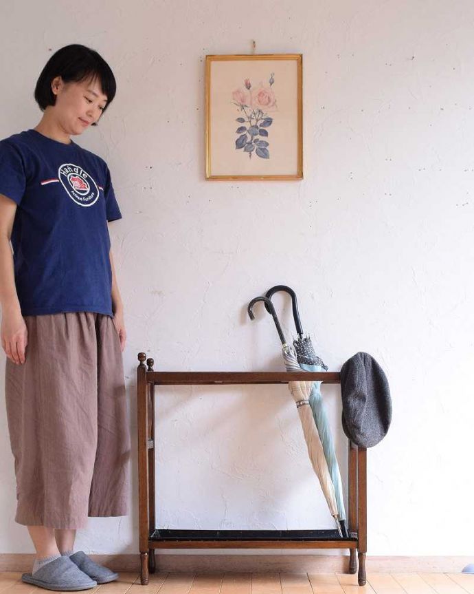 アンティークの玄関収納 アンティーク家具 英国で見つけたアンティーク家具、オーク材のステッキスタンド(傘立て)。英国紳士の身だしなみのために作られた家具もともとはステッキを立てて置くためのスタンド。(q-1563-f)