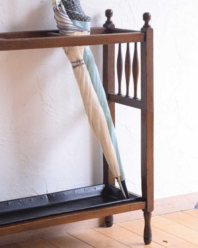 アンティークの玄関収納 アンティーク家具 英国で見つけたアンティーク家具、オーク材のステッキスタンド(傘立て)。玄関を華やかにしてくれる英国デザイン海を渡って来てくれたおかげで、日本ではとても素敵な傘立てとして使えます。(q-1563-f)