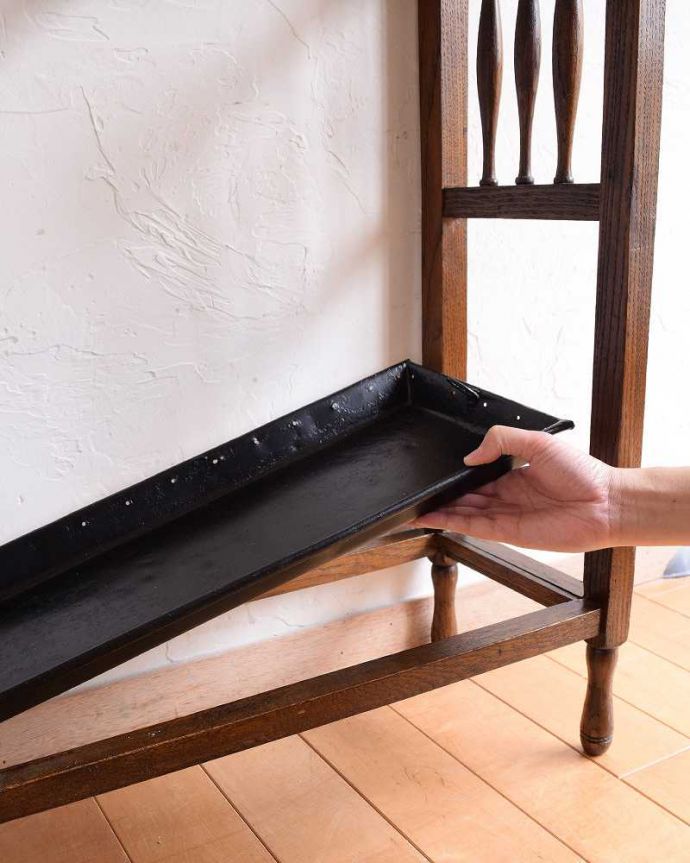 アンティークの玄関収納 アンティーク家具 英国で見つけたアンティーク家具、オーク材のステッキスタンド(傘立て)。安心して使えるポイント濡れたままの傘を入れて大丈夫なように雨受けが付いています。(q-1563-f)