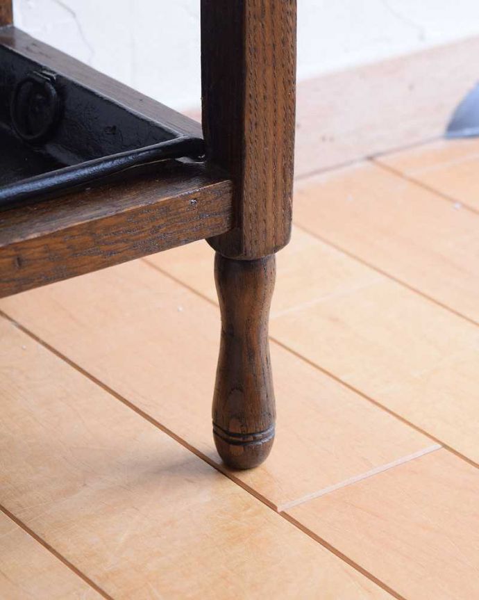 アンティークの玄関収納 アンティーク家具 英国で見つけたアンティーク家具、オーク材のステッキスタンド(傘立て)。持ち上げなくても移動できます!Handleのアンティークは、脚の裏にフェルトキーパーをお付けしていますので、持ち上げなくても床を滑らせて移動させることが出来ます。(q-1563-f)
