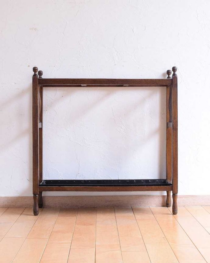 アンティークの玄関収納 アンティーク家具 英国で見つけたアンティーク家具、オーク材のステッキスタンド(傘立て)。後ろ姿もキレイなんです。(q-1563-f)