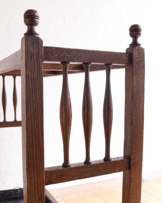 アンティークの玄関収納 アンティーク家具 英国で見つけたアンティーク家具、オーク材のステッキスタンド(傘立て)。英国らしい装飾いろんな彫のデザインがありますが、個人的に美しいと思える女性らしく優雅なデザインを選んできました。(q-1563-f)