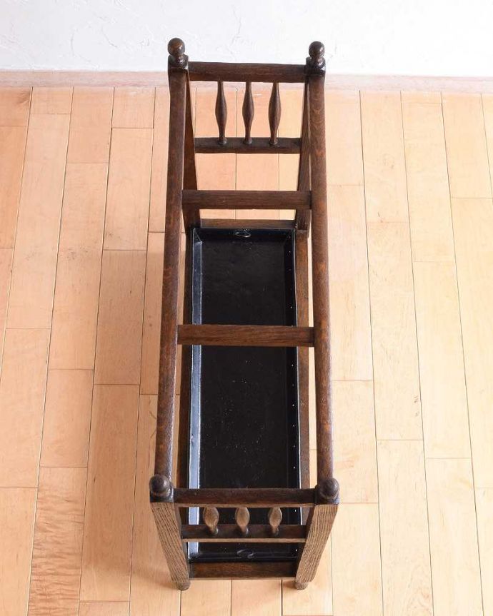 アンティークの玄関収納 アンティーク家具 英国で見つけたアンティーク家具、オーク材のステッキスタンド(傘立て)。上から見るとこんな感じもともとステッキを立てていただけあって、傘を立てて収納しやすいデザインになっているんです。(q-1563-f)