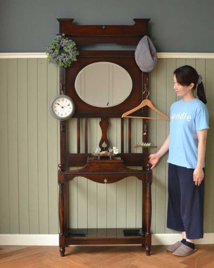 アンティークの玄関収納　アンティーク家具　ミラー付の英国らしいアンティーク家具、玄関の収納家具のホールスタンド（コート掛け） 。英国紳士の身だしなみのための家具もともと英国紳士の正装に必須だったステッキを収納するための家具。(q-1564-f)