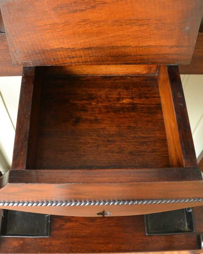 アンティークの玄関収納　アンティーク家具　ミラー付の英国らしいアンティーク家具、玄関の収納家具のホールスタンド（コート掛け） 。細々としたものまで収納出来ちゃう優れもの靴ブラシを入れていた収納は、カギ置き場にもバッチリ！フタの開閉もスムーズに出来るよう修復しました。(q-1564-f)