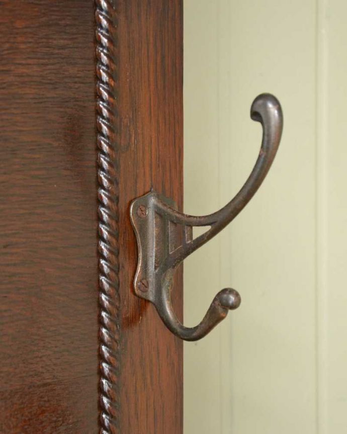 アンティークの玄関収納　アンティーク家具　ミラー付の英国らしいアンティーク家具、玄関の収納家具のホールスタンド（コート掛け） 。いろいろ便利に使える仕掛けどんな風に、何を掛けてもOK。(q-1564-f)