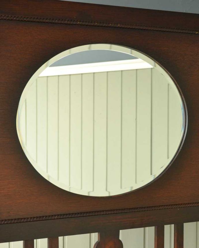 アンティークの玄関収納　アンティーク家具　ミラー付の英国らしいアンティーク家具、玄関の収納家具のホールスタンド（コート掛け） 。お出かけ前にミラーでチェックやっぱり玄関にはミラーが必要！出かける前にサッと身だしなみチェックできるから便利です。(q-1564-f)