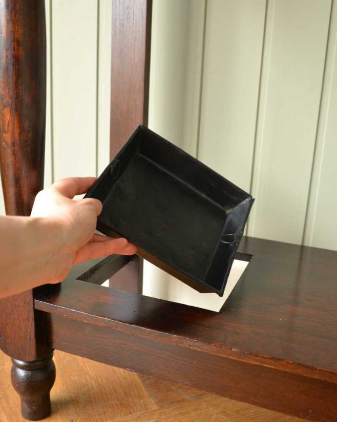 アンティークの玄関収納　アンティーク家具　ミラー付の英国らしいアンティーク家具、玄関の収納家具のホールスタンド（コート掛け） 。濡れたままでも大丈夫雨水が受けれるように、トレイの部分もしっかりお直ししました。(q-1564-f)