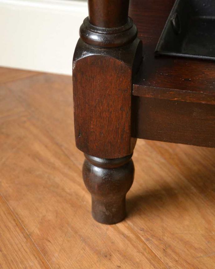 アンティークの玄関収納　アンティーク家具　ミラー付の英国らしいアンティーク家具、玄関の収納家具のホールスタンド（コート掛け） 。女性1人でラクラク運べちゃう仕掛けHandleのアンティークは、脚の裏にフェルトキーパーをお付けしています。(q-1564-f)