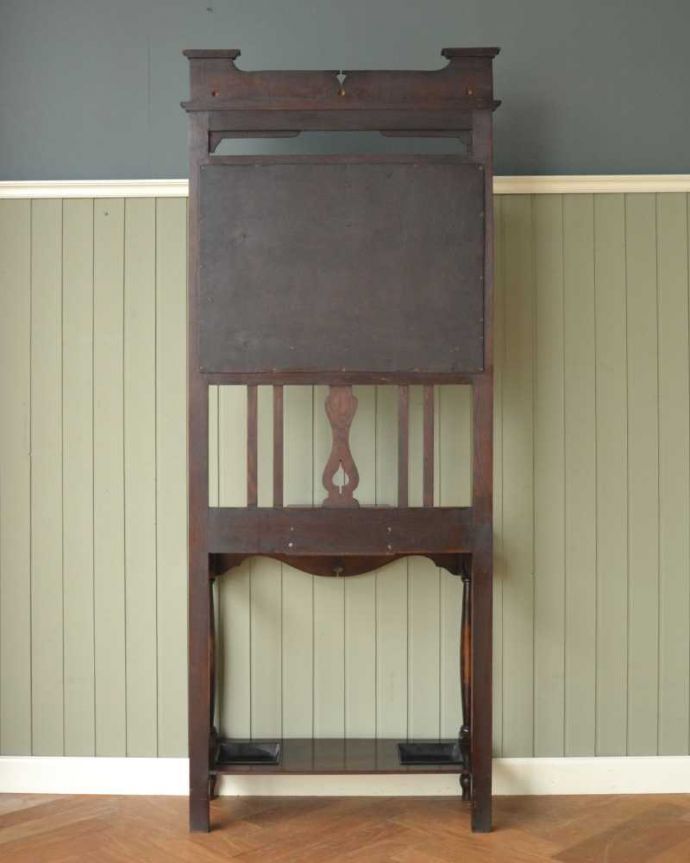 アンティークの玄関収納　アンティーク家具　ミラー付の英国らしいアンティーク家具、玄関の収納家具のホールスタンド（コート掛け） 。修復したので後姿もキレイですアンティークは新品ではないので、もちろん経年変化によるキズはありますが、専門の職人がキレイに修復したので、後ろ姿もキレイです。(q-1564-f)