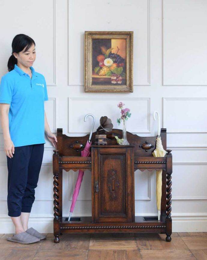 アンティークの玄関収納　アンティーク家具　流れるようなツイスト脚が美しい、扉付きのアンティークステッキスタンド（傘立て） 。英国紳士の身だしなみのために作られた家具実は傘立てではなくステッキを立てて置くためのスタンド。(q-1565-f)