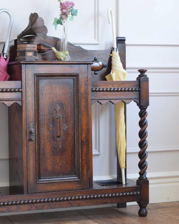 アンティークの玄関収納　アンティーク家具　流れるようなツイスト脚が美しい、扉付きのアンティークステッキスタンド（傘立て） 。玄関を華やかにしてくれる英国デザイン海を渡って来てくれたおかげで、日本ではとても素敵な傘立てとして使えます。(q-1565-f)