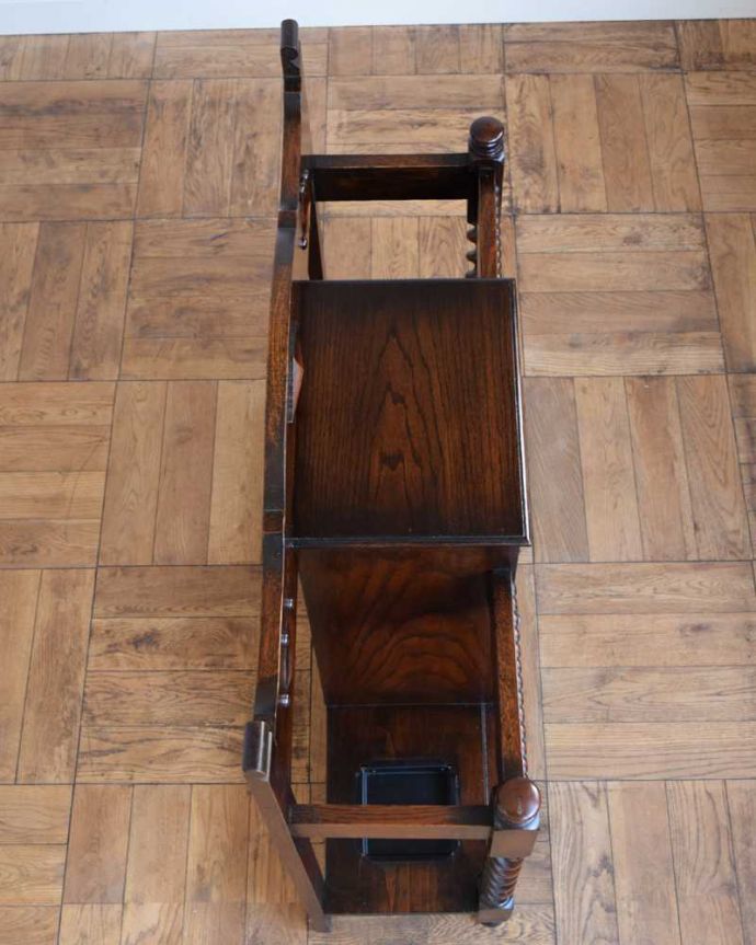 アンティークの玄関収納　アンティーク家具　流れるようなツイスト脚が美しい、扉付きのアンティークステッキスタンド（傘立て） 。上から見るとこんな感じもともとステッキを立てていた場所は、傘も収納しやすいデザインになっています。(q-1565-f)