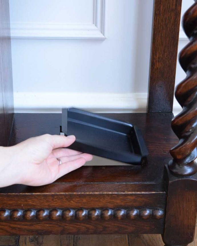 アンティークの玄関収納　アンティーク家具　流れるようなツイスト脚が美しい、扉付きのアンティークステッキスタンド（傘立て） 。安心して使えるポイント濡れたままの傘を入れて大丈夫なように雨受けが付いています。(q-1565-f)