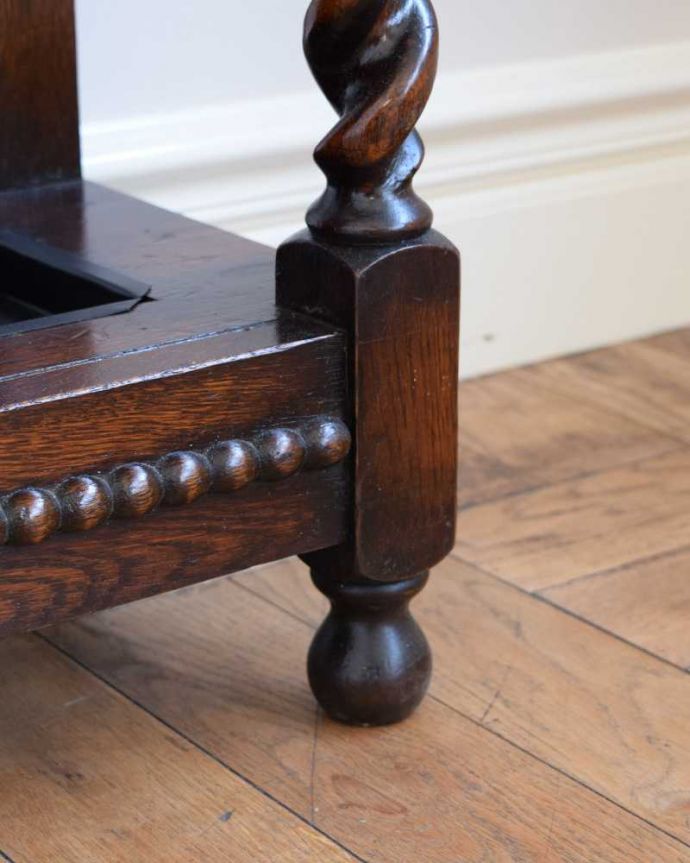 アンティークの玄関収納　アンティーク家具　流れるようなツイスト脚が美しい、扉付きのアンティークステッキスタンド（傘立て） 。持ち上げなくても移動できますHandleのアンティークは、脚の裏にフェルトキーパーをお付けしていますので、持ち上げなくても床を滑らせて移動させることが出来ます。(q-1565-f)