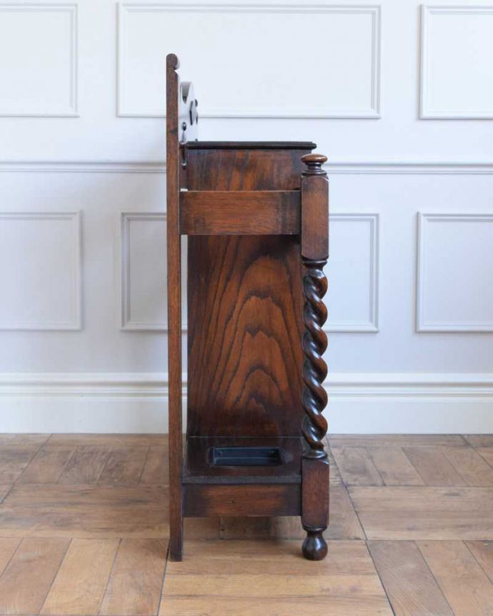 アンティークの玄関収納　アンティーク家具　流れるようなツイスト脚が美しい、扉付きのアンティークステッキスタンド（傘立て） 。横顔も美しく！こんな風に見えます専門の職人が、一度バラしてキレイに組み直しました。(q-1565-f)