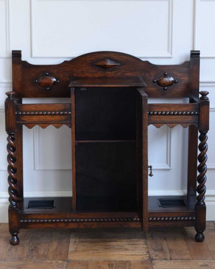 アンティークの玄関収納　アンティーク家具　流れるようなツイスト脚が美しい、扉付きのアンティークステッキスタンド（傘立て） 。扉の中を開けみると･･･扉の中も、もちろん職人がしっかりとキレイに修復したので、安心してお使いください。(q-1565-f)