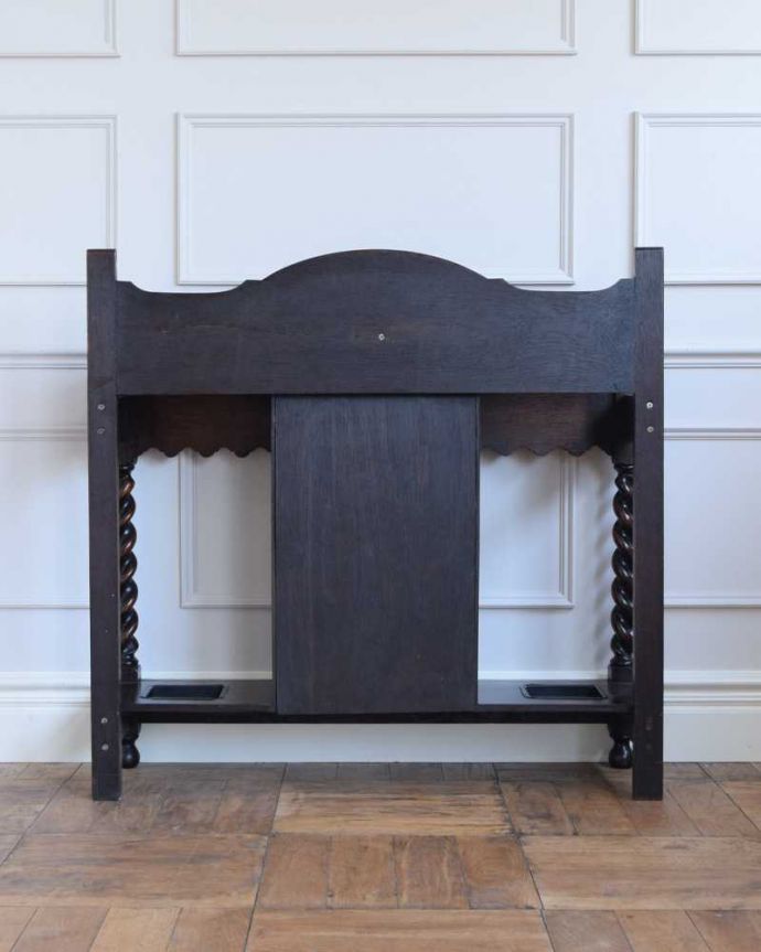 アンティークの玄関収納　アンティーク家具　流れるようなツイスト脚が美しい、扉付きのアンティークステッキスタンド（傘立て） 。後ろ姿もキレイなんです。(q-1565-f)