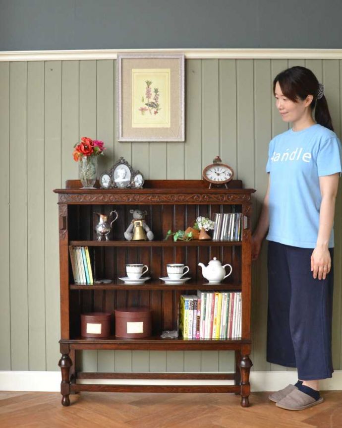 アンティークのキャビネット アンティーク家具 英国輸入のアンティーク家具、彫刻がきれいなオープン棚のブックシェルフ(本棚)。なんでも便利に収納できるオープンタイプの本棚本棚としてしっかり作られたオープンタイプのブックシェルフ。(q-1566-f)