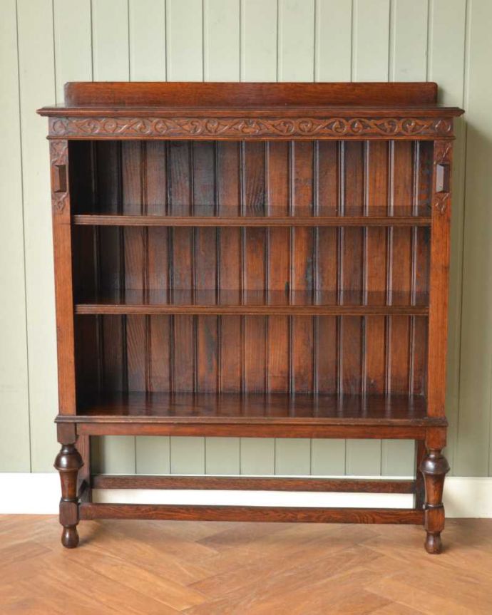 アンティークのキャビネット アンティーク家具 英国輸入のアンティーク家具、彫刻がきれいなオープン棚のブックシェルフ(本棚)。キレイに修復したので、安心して使って下さい。(q-1566-f)