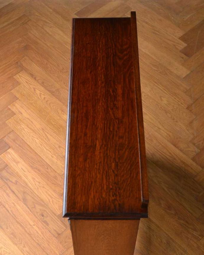 アンティークのキャビネット アンティーク家具 英国輸入のアンティーク家具、彫刻がきれいなオープン棚のブックシェルフ(本棚)。天板もピカピカです。(q-1566-f)