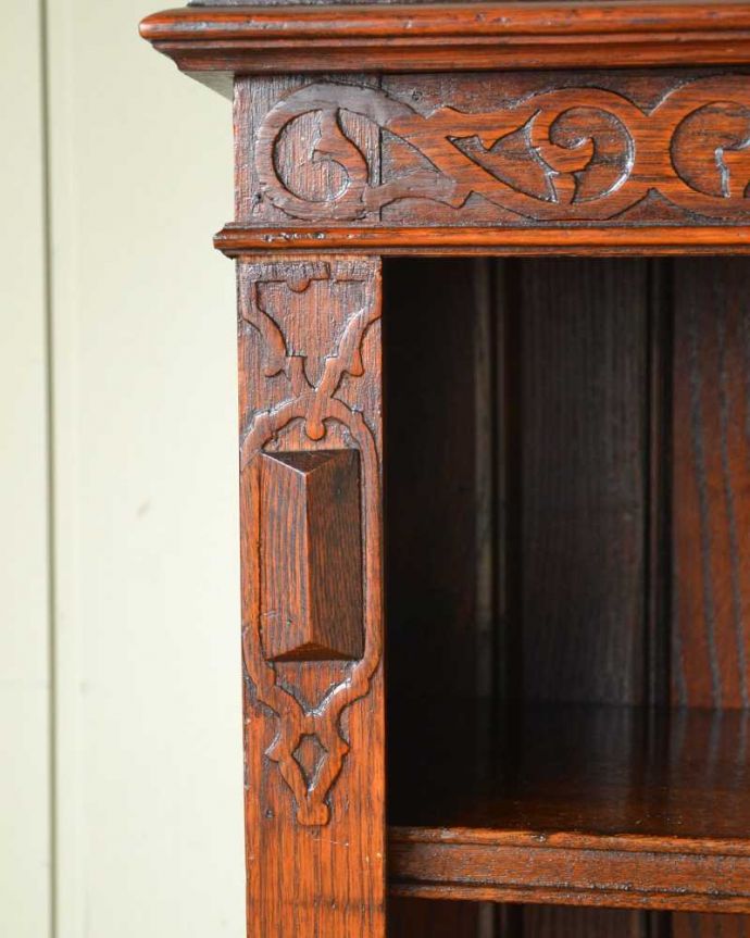 アンティークのキャビネット アンティーク家具 英国輸入のアンティーク家具、彫刻がきれいなオープン棚のブックシェルフ(本棚)。惚れ惚れしちゃう美しさこんなに堅い無垢材に一体どうやって彫ったんだろう?と不思議になるくらい細かい彫にうっとりです。(q-1566-f)