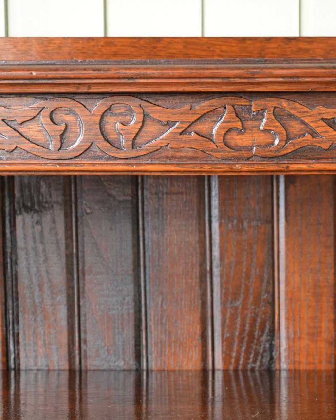 アンティークのキャビネット アンティーク家具 英国輸入のアンティーク家具、彫刻がきれいなオープン棚のブックシェルフ(本棚)。いろんな場所にこだわり彫のデザインもいろいろです。(q-1566-f)