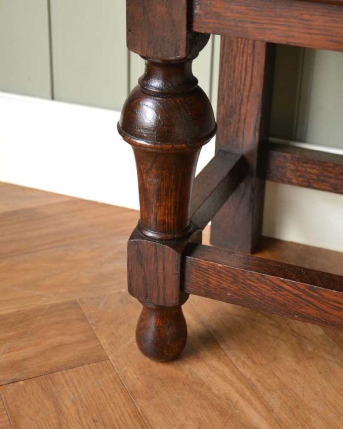 アンティークのキャビネット アンティーク家具 英国輸入のアンティーク家具、彫刻がきれいなオープン棚のブックシェルフ(本棚)。女性1人でラクラク運べちゃう仕掛けHandleのアンティークは、脚の裏にフェルトキーパーをお付けしています。(q-1566-f)